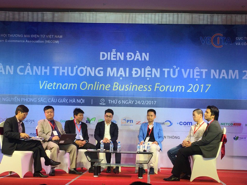 Các diễn giả chia sẻ trong phiên tọa đàm tại diễn đàn